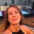 Maja Ostaszewska pozuje na tle sceny