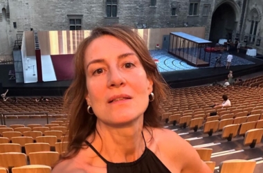 Maja Ostaszewska pozuje na tle sceny