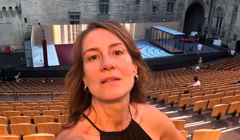 Maja Ostaszewska pozuje na tle sceny