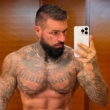 Majewski robi selfie bez koszulki
