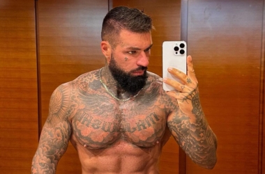 Majewski robi selfie bez koszulki