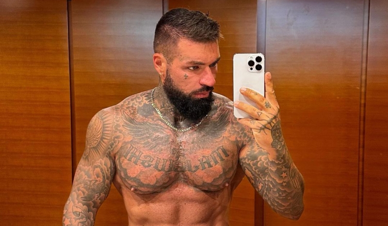 Majewski robi selfie bez koszulki