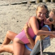 Małgorzata Socha z córką na plaży