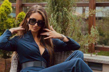 Patrycja Tuchlińska w niebieskim kombinezonie