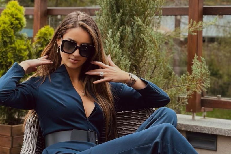 Patrycja Tuchlińska w niebieskim kombinezonie