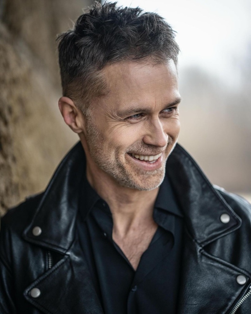 Maciej Zakościelny w skórzanej kurtce