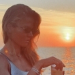 Anna Lewandowska pozuje na tle zachodu słońca na plaży