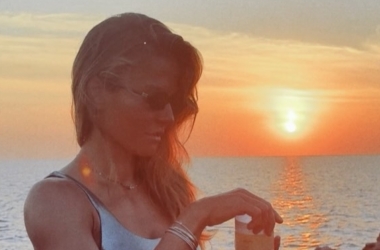 Anna Lewandowska pozuje na tle zachodu słońca na plaży