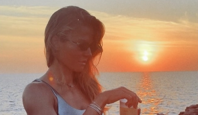 Anna Lewandowska pozuje na tle zachodu słońca na plaży