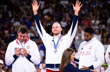 Polscy siatkarze jako laureaci srebrnego medalu olimpijskiego