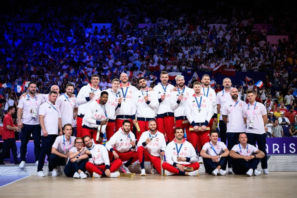 Polscy siatkarze jako laureaci srebrnego medalu olimpijskiego
