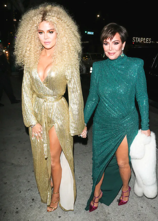 Khloe Kardashian prezentuje KOLEJNĄ nową twarz. Fanka: "Wyglądasz jak WŁASNA MATKA". Faktycznie?