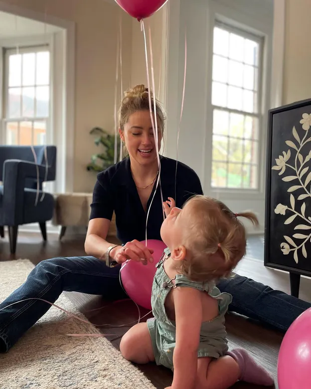 Amber Heard URODZIŁA BLIŹNIĘTA! "To one łapią mnie za serce". Zdradziła ich imiona