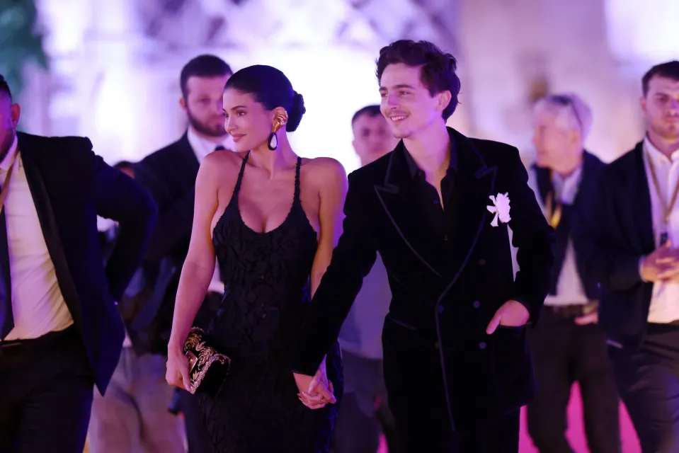 Ekspertka od mowy ciała uważa, że Chalamet jest NIENATURALNY w związku: "Tak, jakby grał". Wspomniała też o wyraźnych zmianach u Kylie Jenner